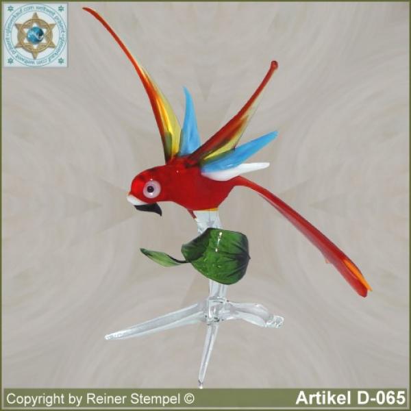 Glastiere, Glasvögel, Glasvogel Papagei auf Ast mit gehobenen Flügeln